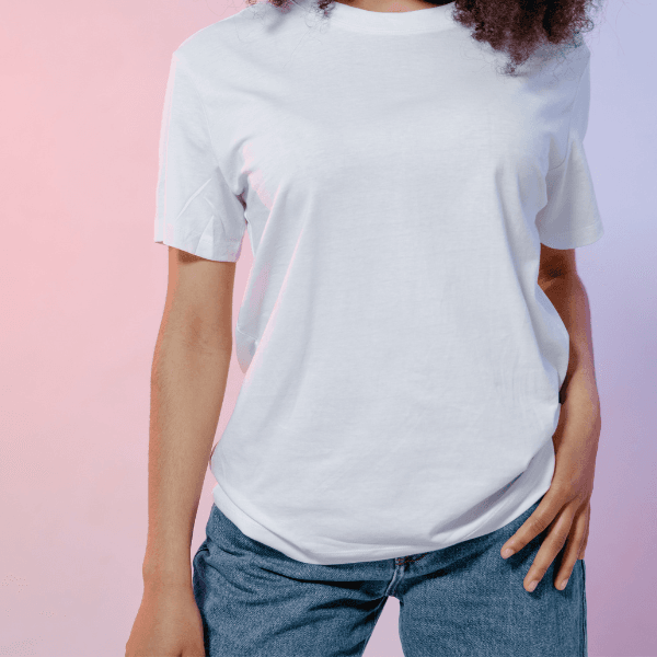 t-shirt blanc porter par une femme 